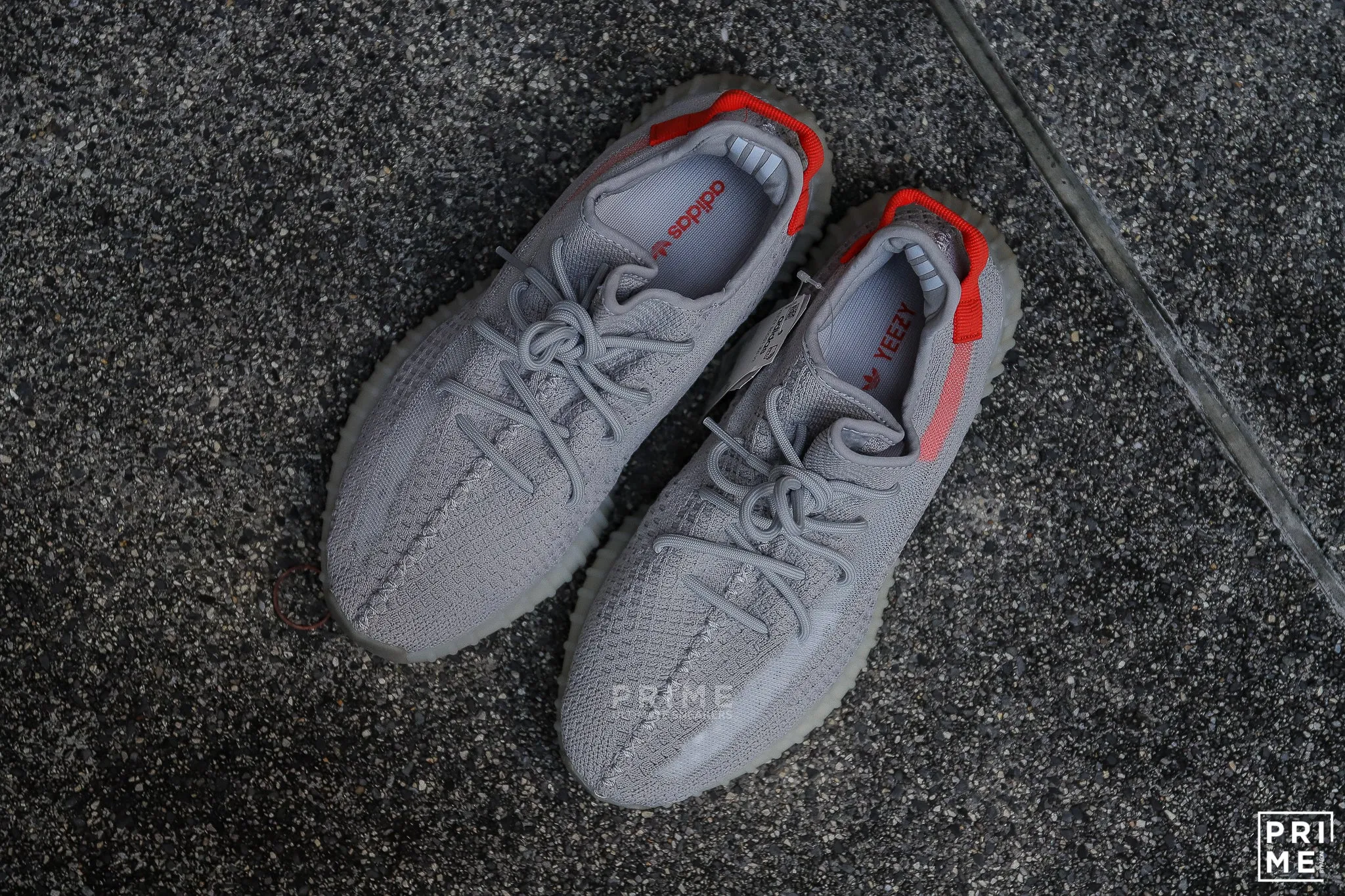 Yeezy 350 v.2 Tail Light  (FX9017)